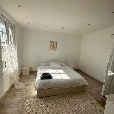 Maison Dans La Prairie * Lhomme