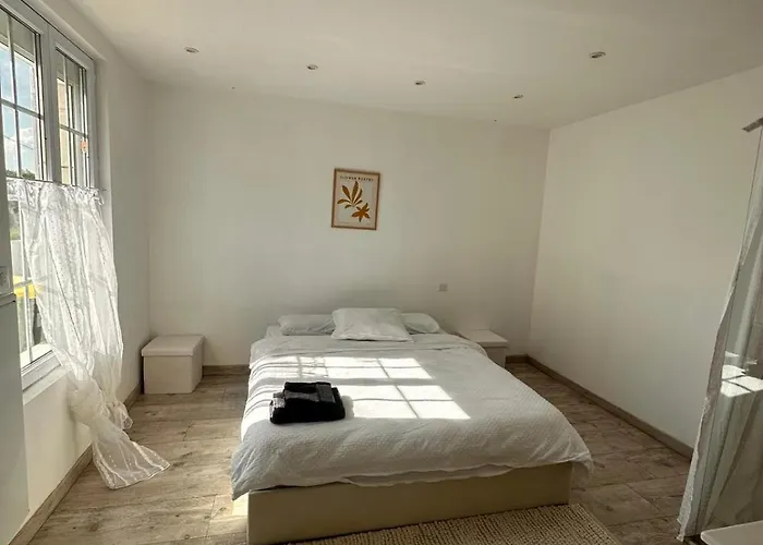 Maison Dans La Prairie * Lhomme